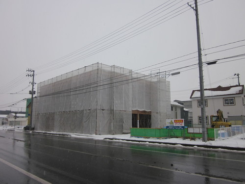 雪の中、建設中!