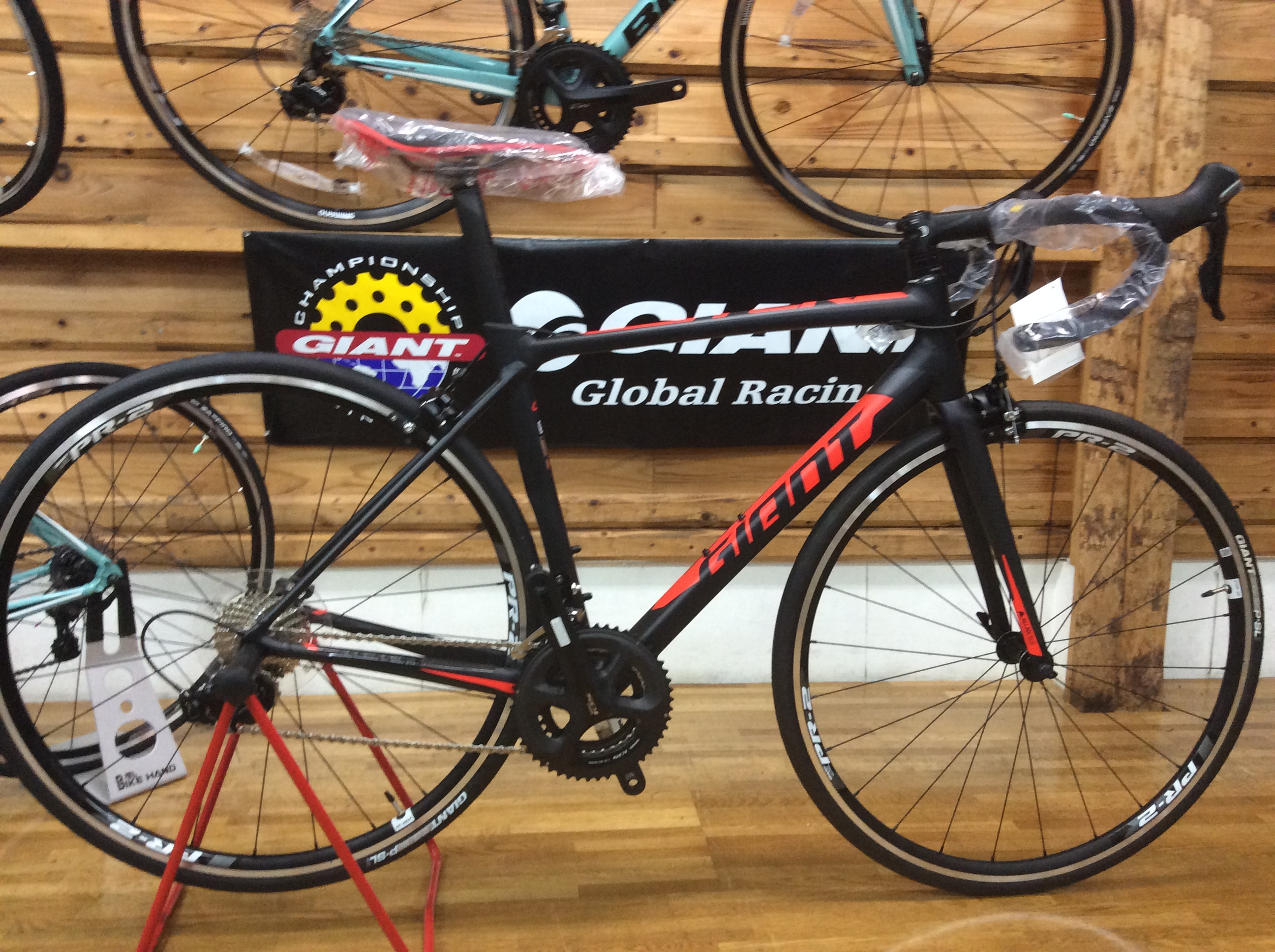 この軽さ実感してみて下さい🤗 GIANT TCR SLR2