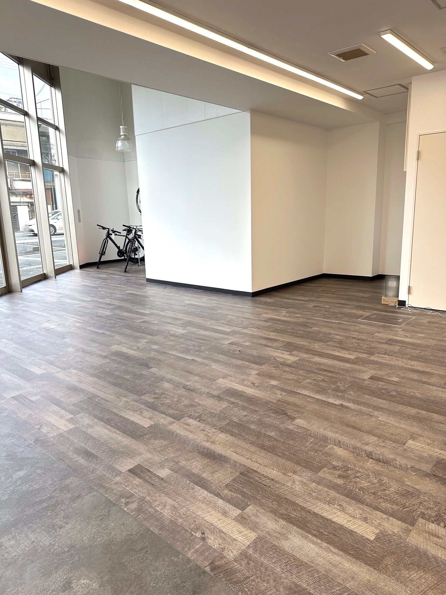 ⭐️新店舗情報~床紙を貼り終えて自転車続々搬入中です!