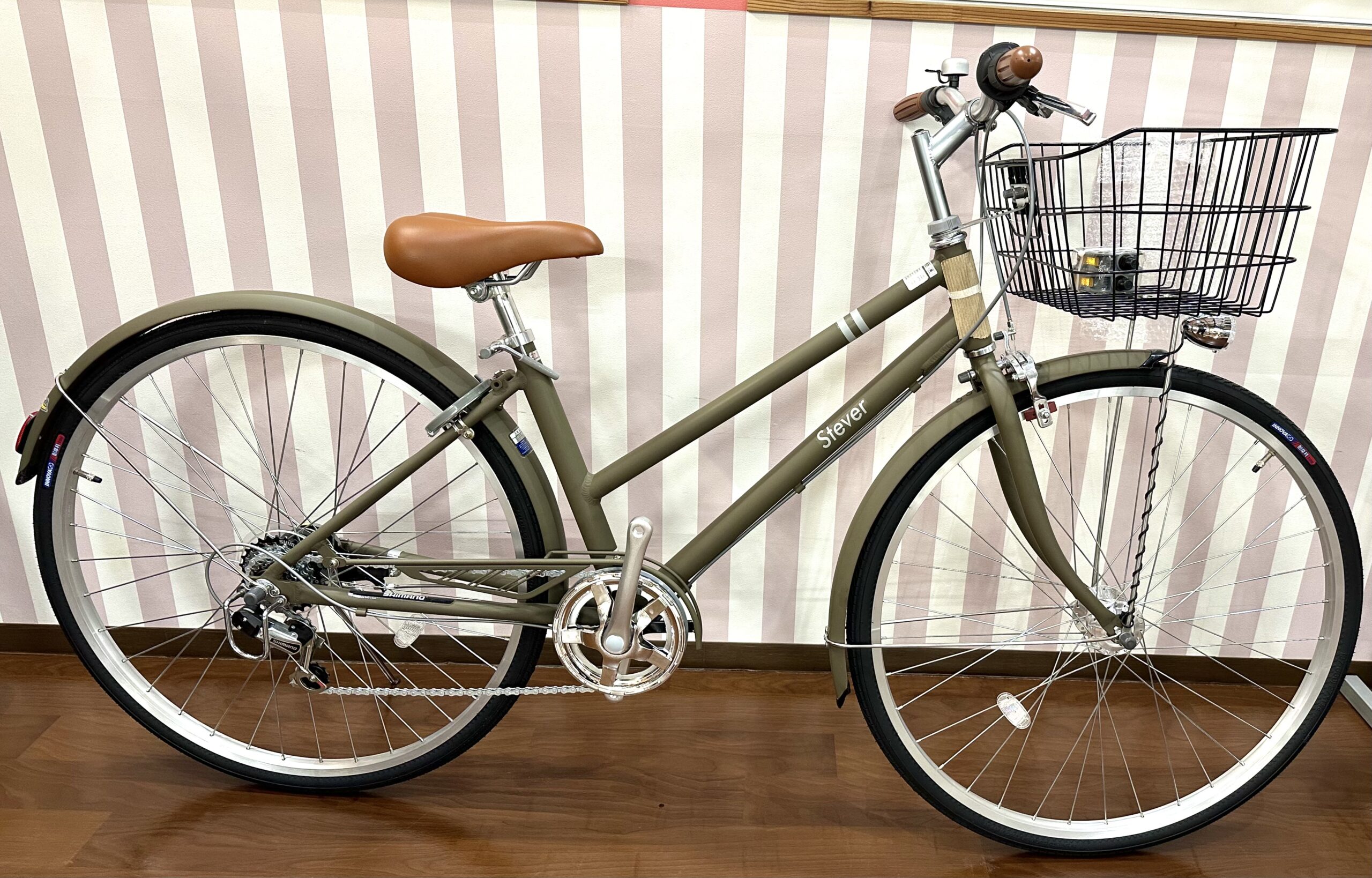 スポーティな見た目のカゴ付きアルミフレームシティ車【サカモト】スティーバー276AT